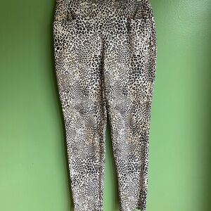 Chico’s pull on ankle pant. Chicos size is 00R which is a size 2.